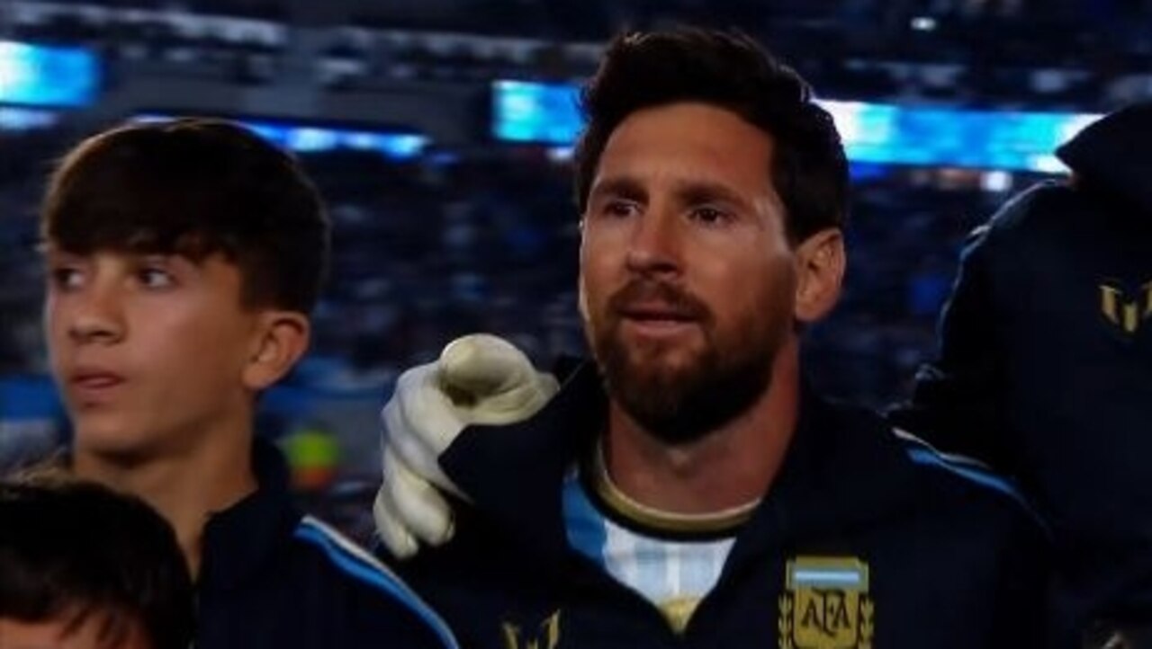 Lionel Messi đi bóng trước cầu thủ Benin trên sân Monumental trong trận chia tay đội tuyển Argentina