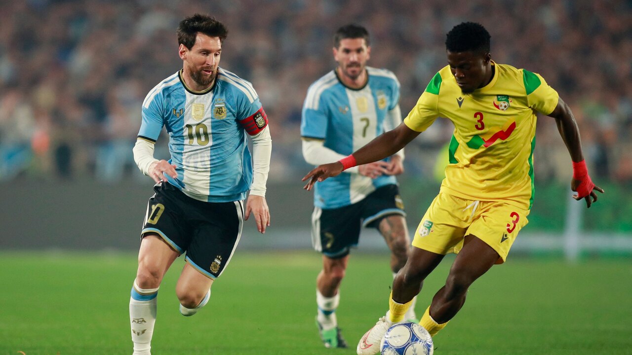 Lionel Messi cùng các đồng đội và trẻ em hộ tống chào cờ trước trận Argentina gặp Benin