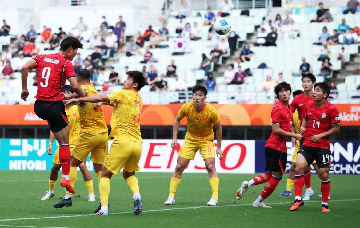 Cầu thủ U23 Hàn Quốc tranh bóng với U23 Trung Quốc ở bán kết ASIAD 2026