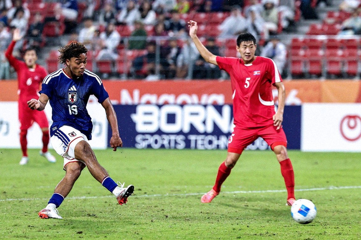 Cầu thủ U23 Nhật Bản dứt điểm trong một trận ở ASIAD 2026
