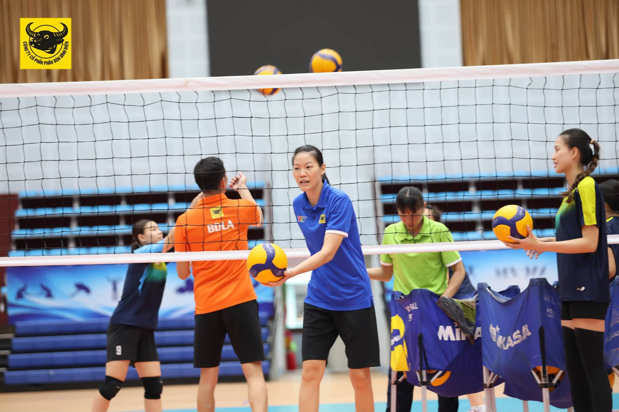 Tay đập VTV Bình Điền Long An áo xanh dứt điểm qua hàng chắn áo đỏ