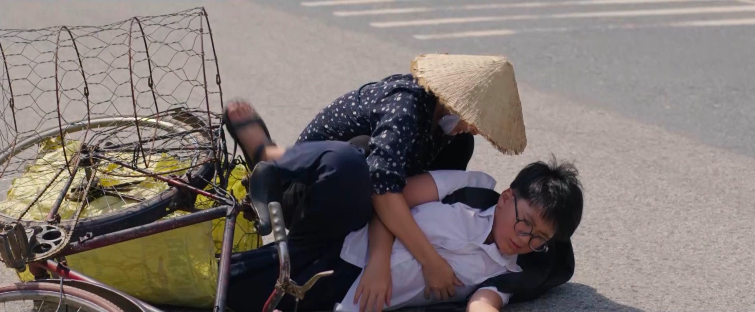Hạnh ngã xe đạp ôm con trai Khang sau cú va chạm trong Căn nhà không mái che tập 4