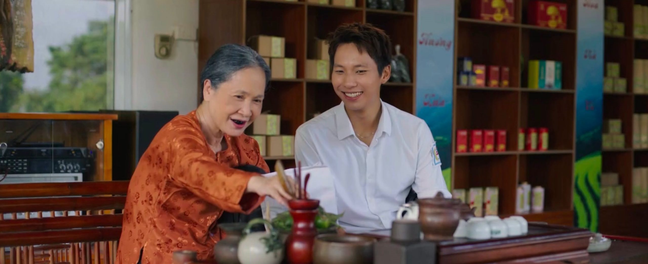 Bà nội Hùng và Hùng xem bài báo trong Căn nhà không mái che tập 4