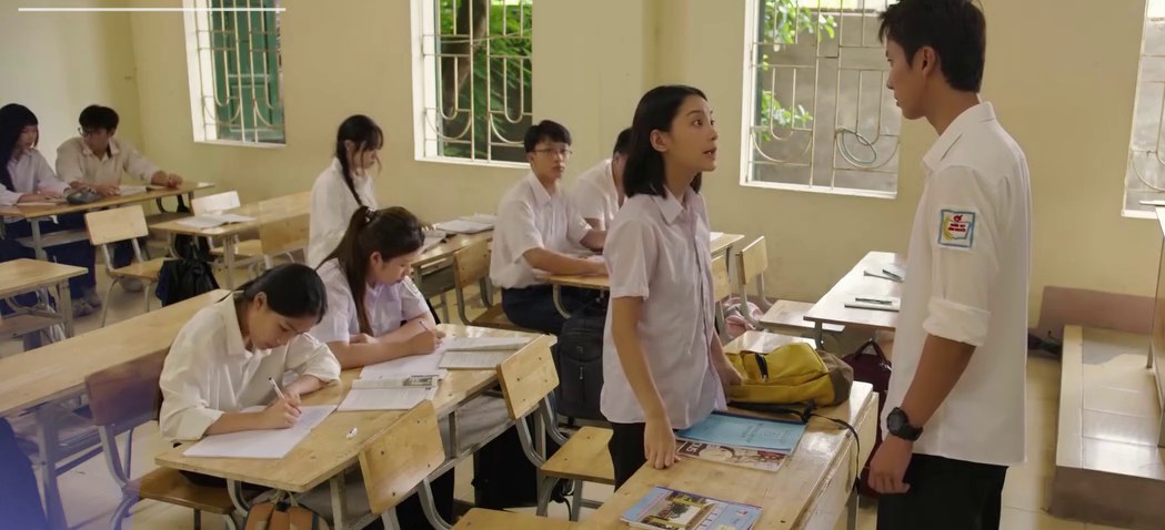 Thơ đứng dậy nói chuyện với Hùng trong lớp học, phim Căn nhà không mái che tập 7