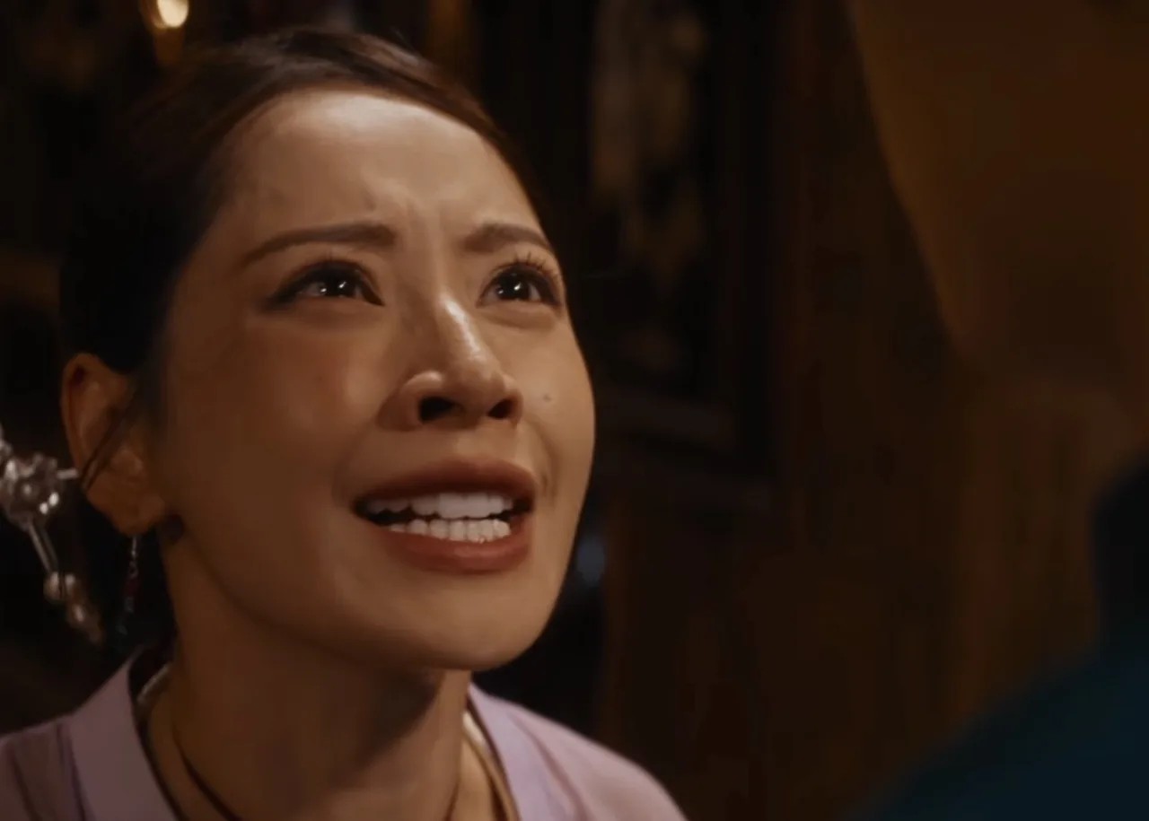 Chi Pu trong vai Thị Nương, gương mặt đẫm nước mắt, tóc vấn cài trâm bạc