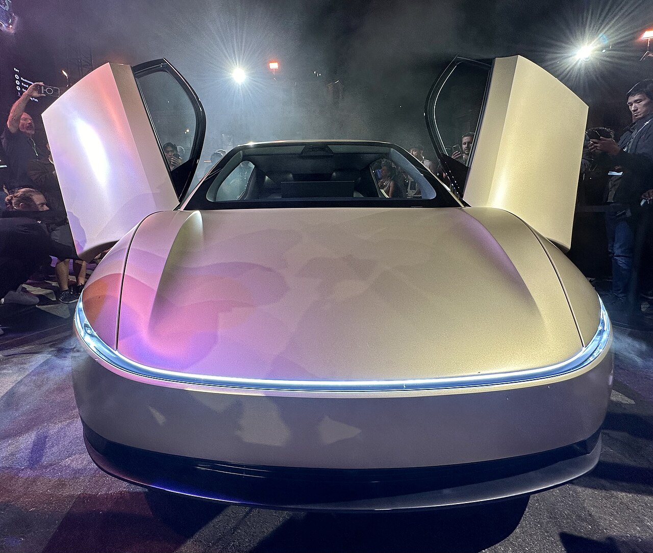 Tesla Cybercab trong đêm ra mắt tại Warner Bros
