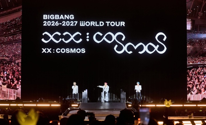 Sân khấu BIGBANG 2026-2027 World Tour XX COSMOS với màn hình lớn và ba thành viên trên sân khấu