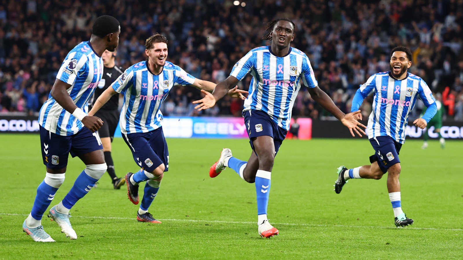 Các cầu thủ Coventry City ăn mừng bàn thắng vào lưới Newcastle trên sân Coventry Building Society Arena