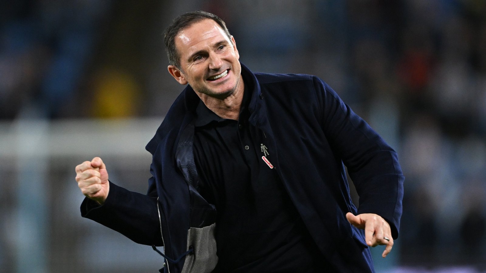 Frank Lampard siết tay ăn mừng sau trận Coventry thắng Newcastle 4-1