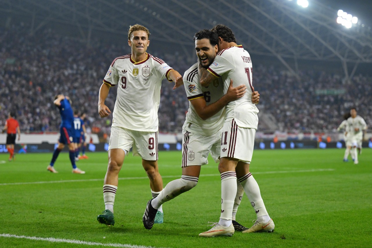 Mikel Merino được đồng đội ôm mừng sau bàn thắng cho Tây Ban Nha trên sân Poljud
