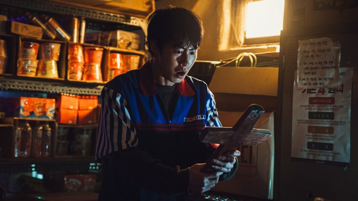 Lee Jae Wook cầm cây thánh giá gỗ run rẩy trong cửa hàng tiện lợi ca đêm