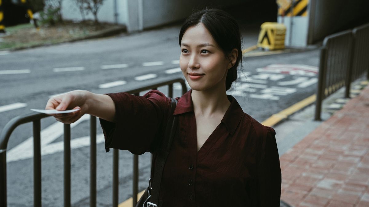 Go Min Si vai Yeon Ju chìa danh thiếp trên vỉa hè