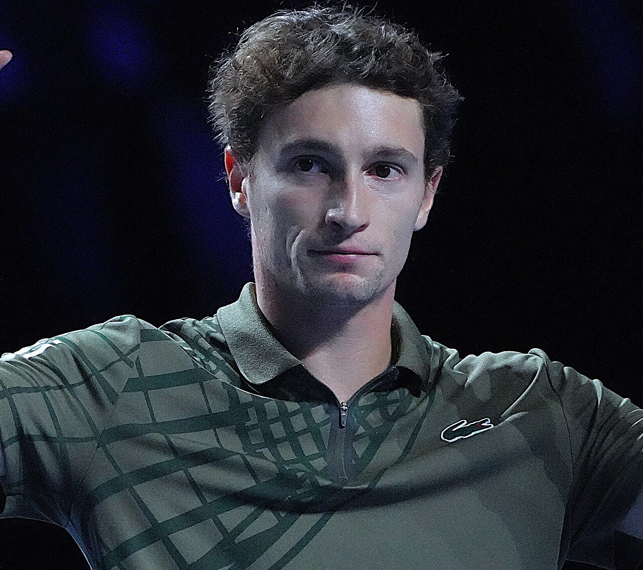 Ugo Humbert mặc áo xanh rêu vẫy tay chào khán giả tại nhà thi đấu Basel