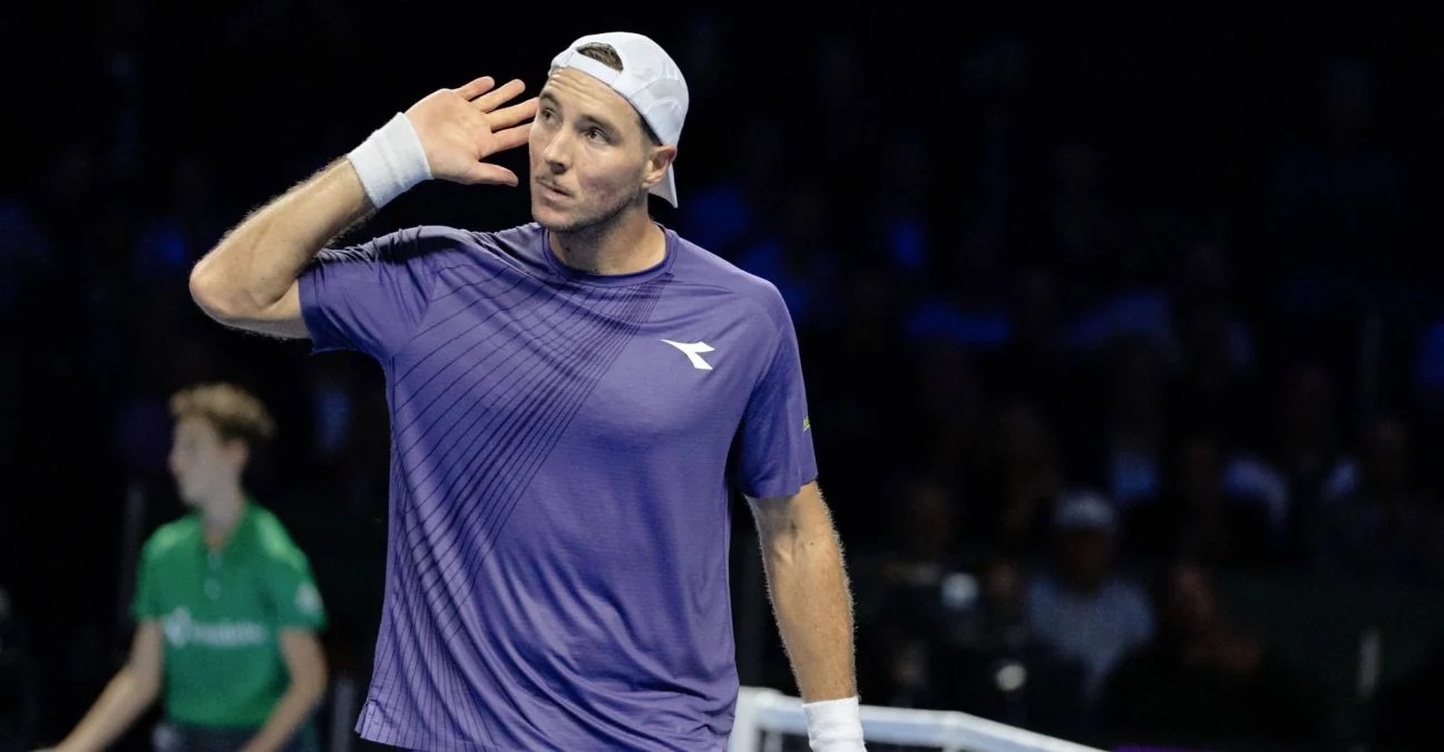 Jan-Lennard Struff áp tay lên tai ăn mừng sau khi hạ Djokovic tại Basel 2026