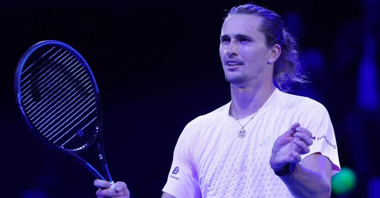 Alexander Zverev cầm vợt nắm tay ăn mừng trong trang phục trắng tại Vienna 2026