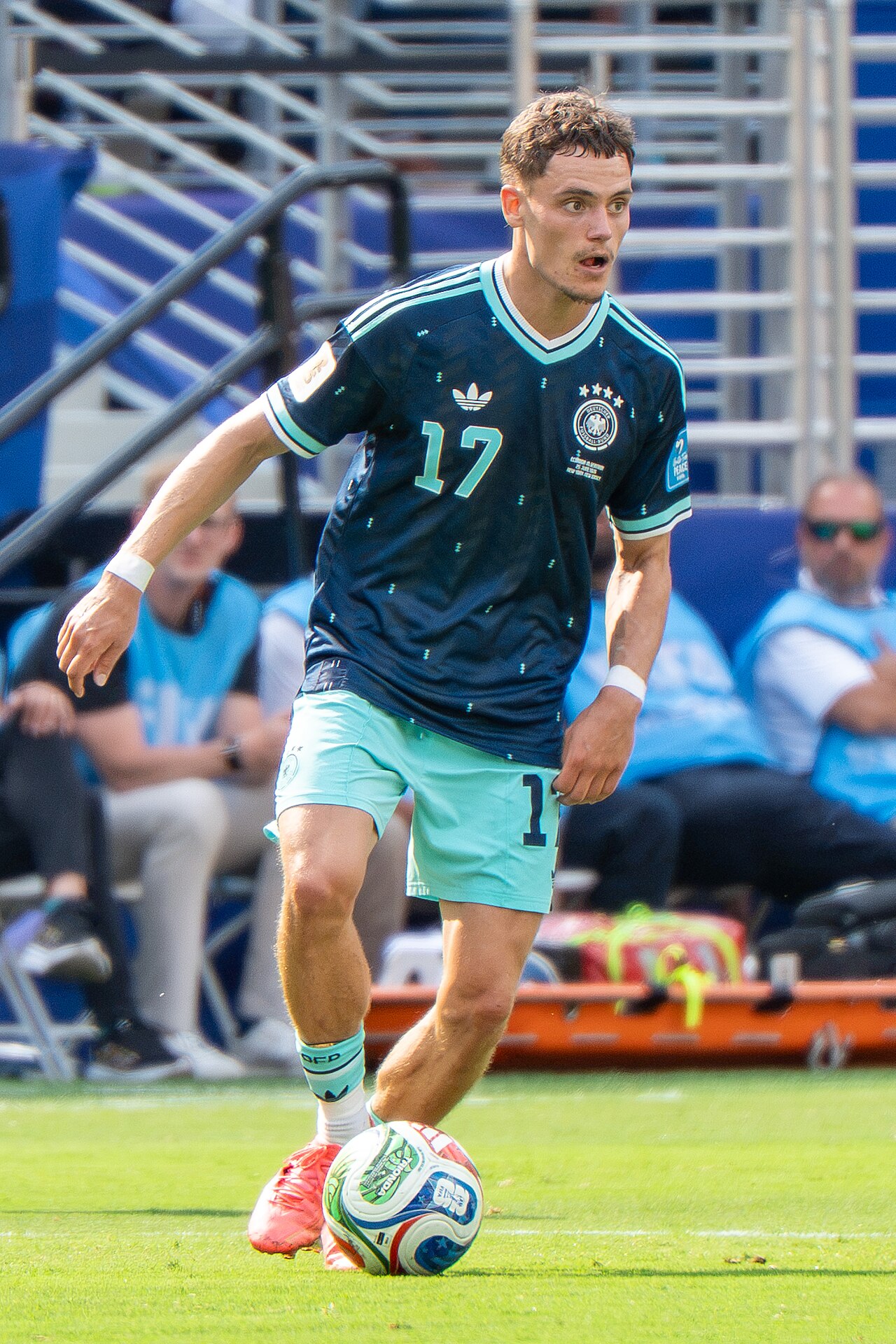Florian Wirtz dẫn bóng trong màu áo tuyển Đức