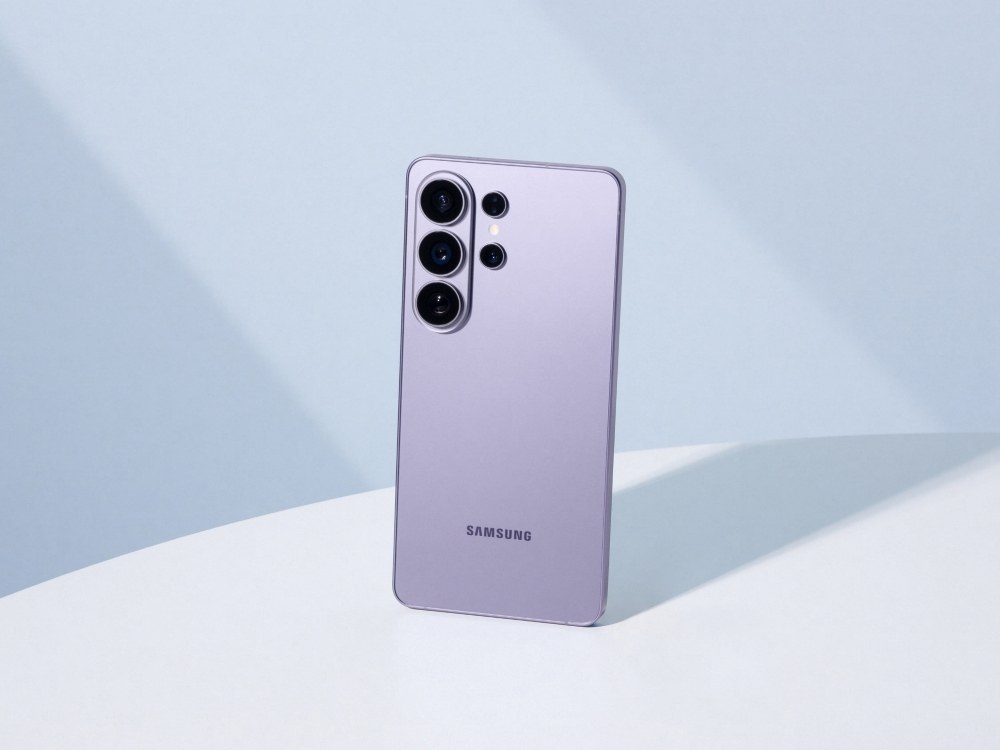 Galaxy S26 Ultra màu tím lavender nhìn từ mặt lưng với ba ống kính dọc
