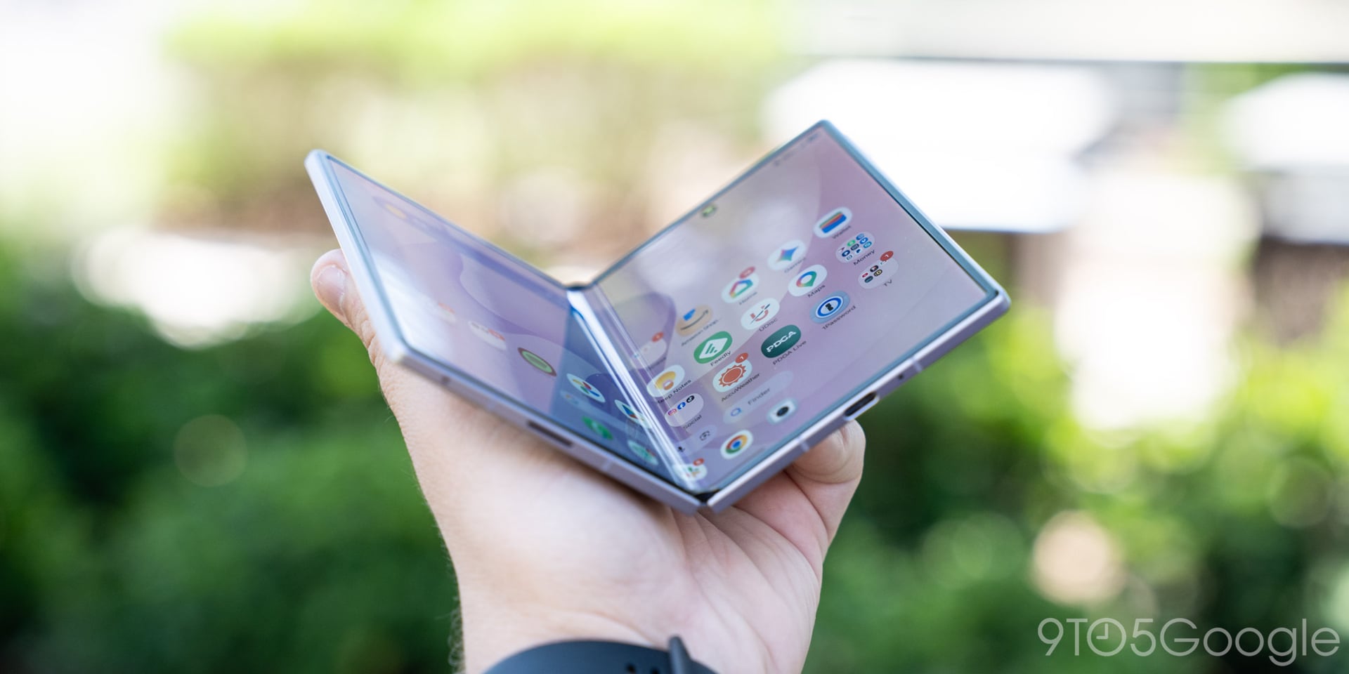 Galaxy Z Fold 8 mở ra trên tay, màn hình trong 7,6 inch