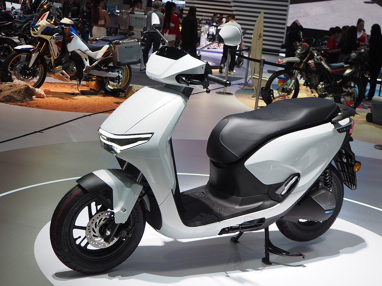 Honda CUV e: màu trắng trưng bày tại triển lãm xe máy