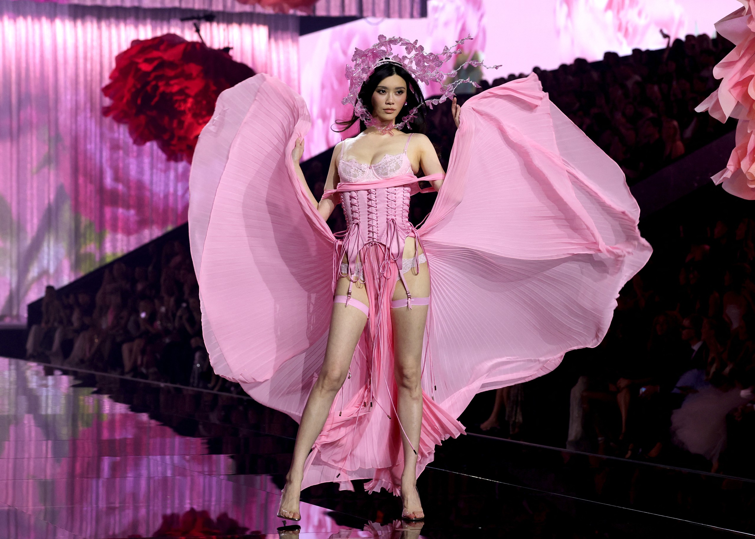 Hề Mộng Dao diễn bộ nội y hồng với tà voan xếp ly tại Victoria's Secret Fashion Show 2026