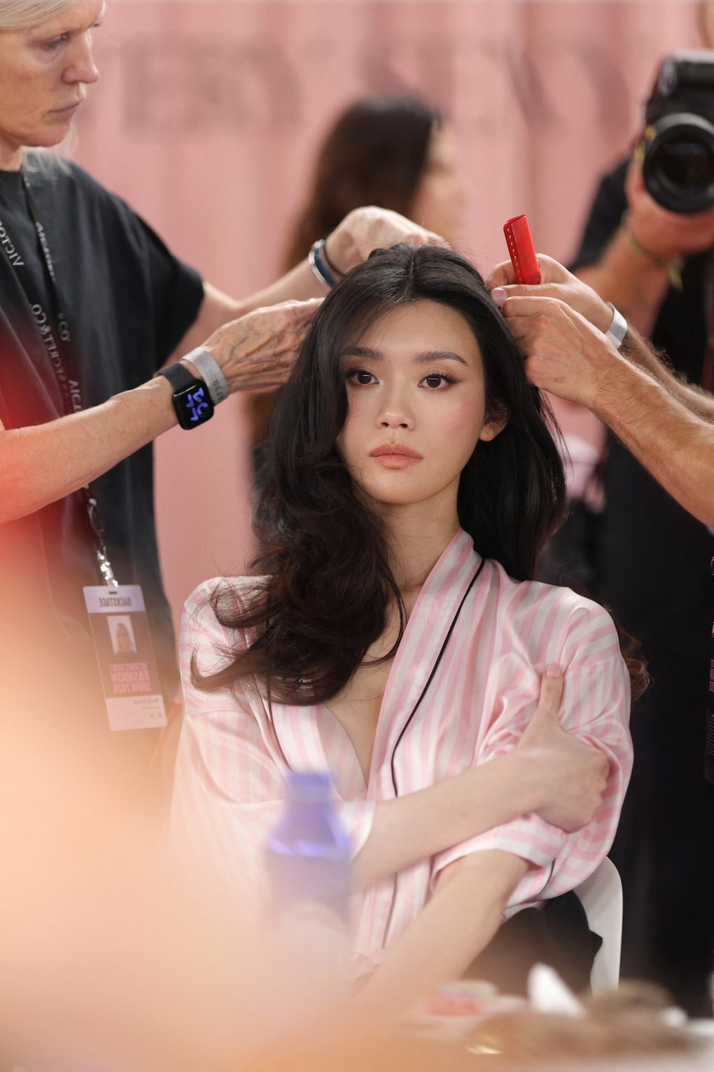 Hề Mộng Dao làm tóc ở hậu trường Victoria's Secret Fashion Show 2026