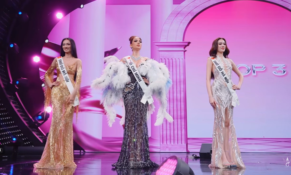 Top 3 Miss Universe Vietnam 2026 đứng trên sân khấu chung kết với dải băng và váy dạ hội