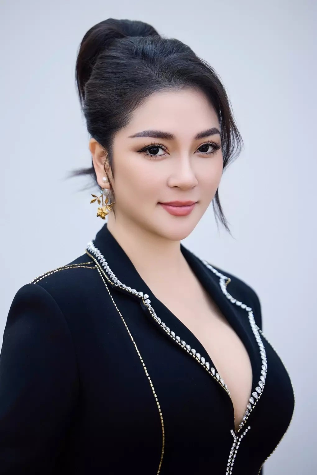 Chân dung Hoa hậu Nguyễn Thị Huyền ở tuổi 40 trong trang phục đen