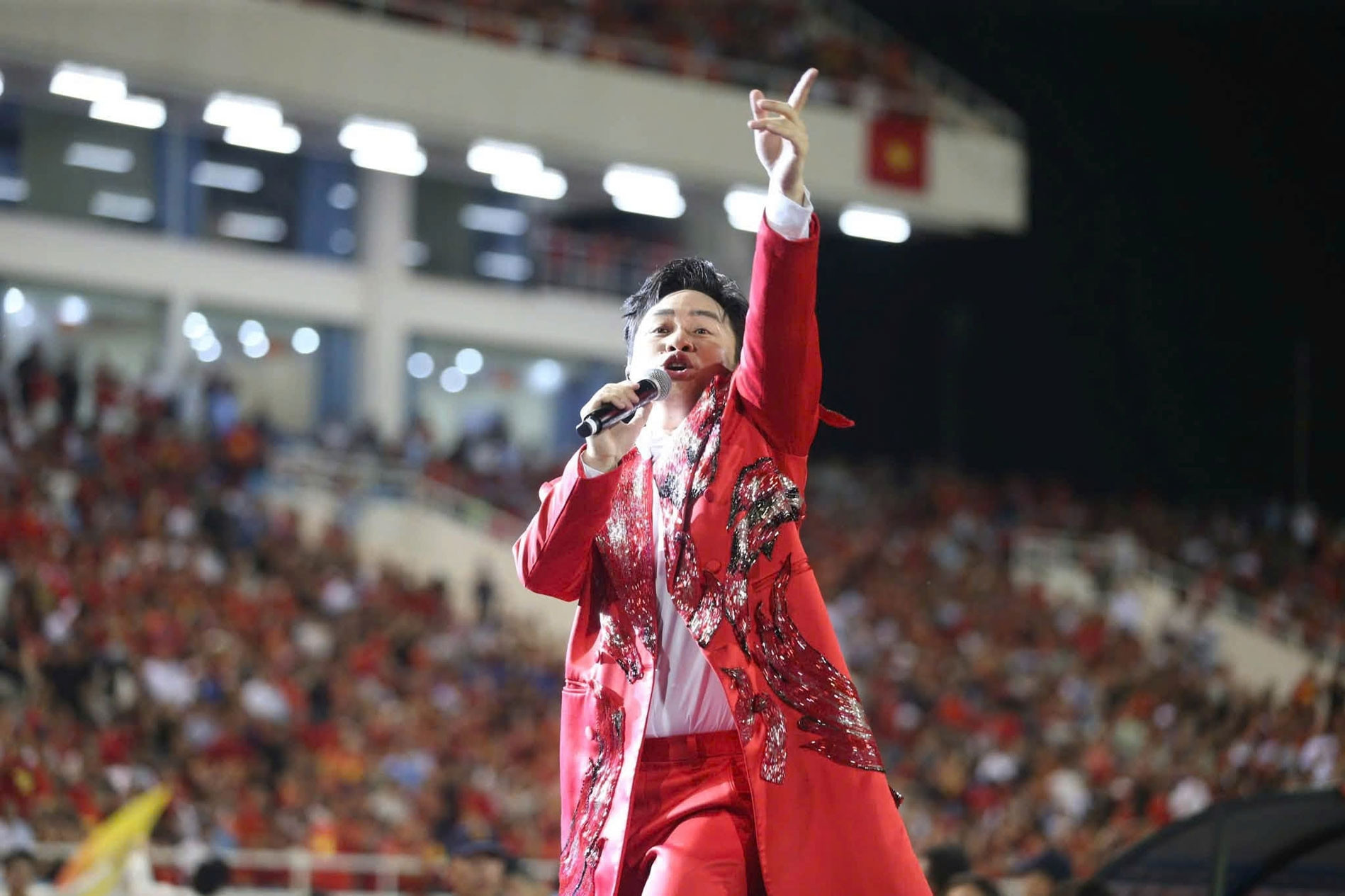 Tùng Dương biểu diễn ở sân vận động trong concert quốc gia