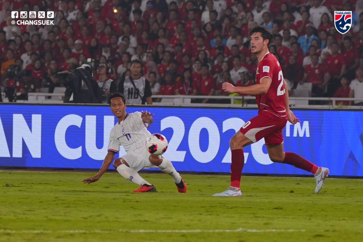 Cầu thủ Thái Lan áo trắng tranh chấp với cầu thủ Indonesia trong trận chung kết FIFA ASEAN Cup 2026