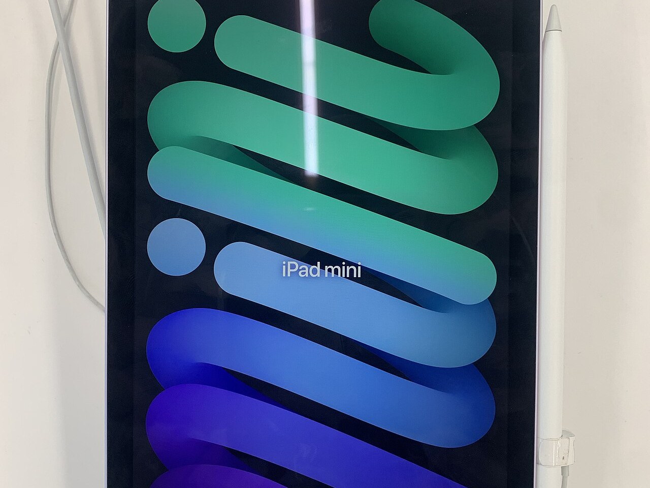 iPad mini A17 Pro màu tím trưng bày tại cửa hàng cùng Apple Pencil