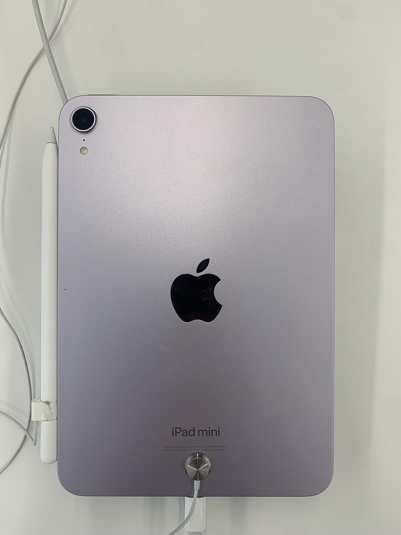 Mặt lưng iPad mini A17 Pro màu tím với camera đơn và logo Apple