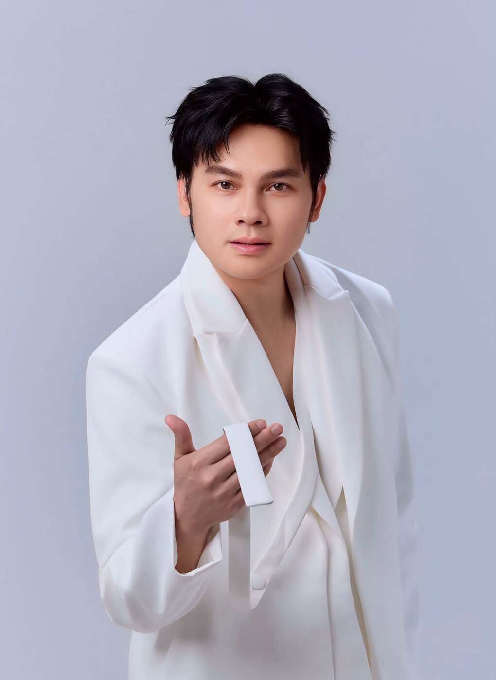 Chân dung NSƯT Kim Tiểu Long trong bộ vest trắng