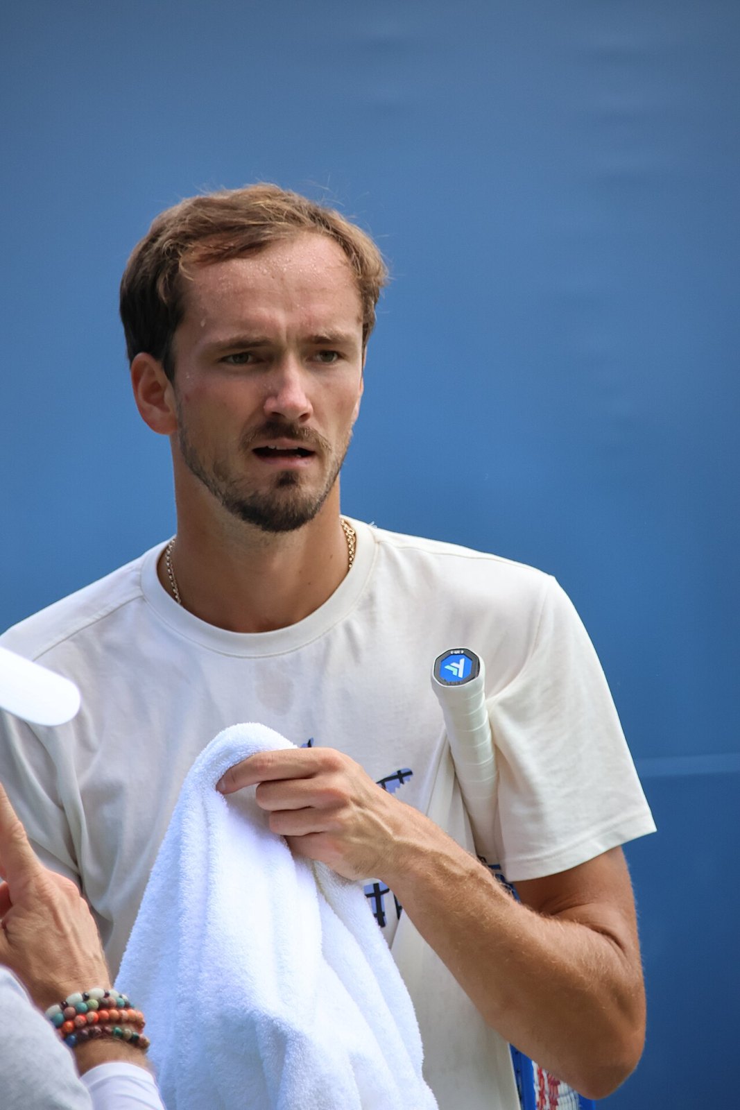 Daniil Medvedev lau mồ hôi bên sân tập