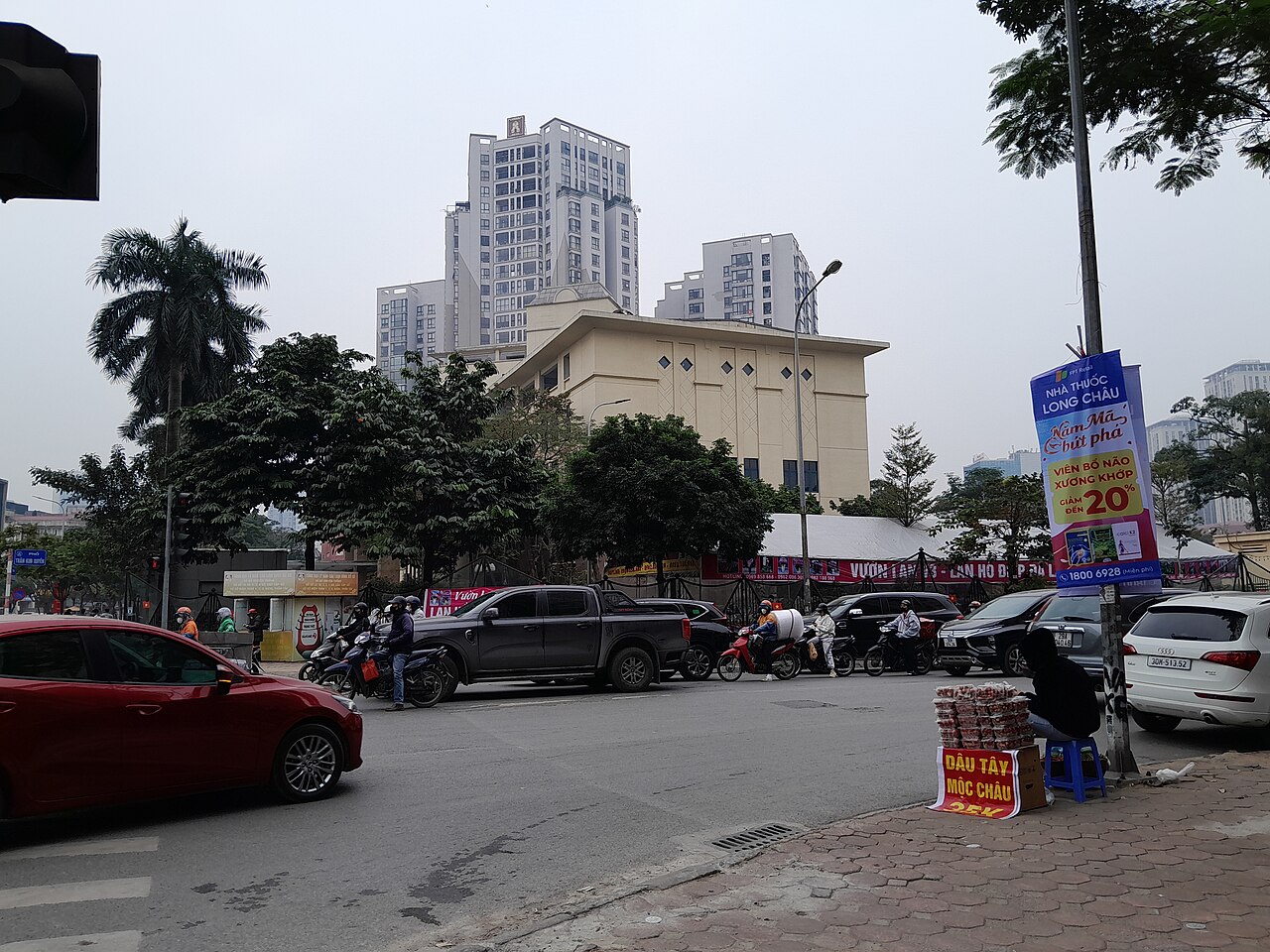 Ngã tư Yên Hòa Hà Nội một ngày đông âm u