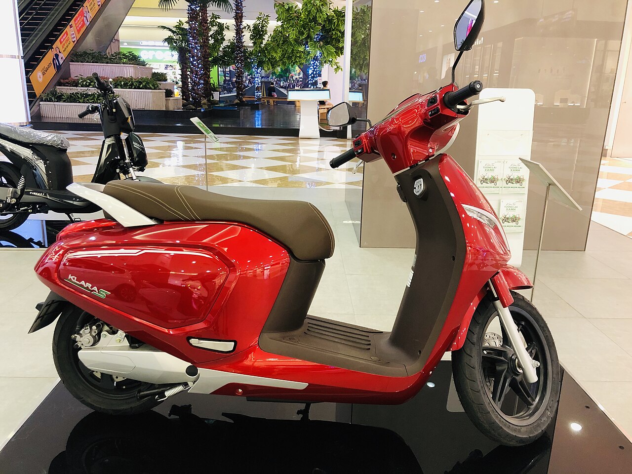 Xe máy điện VinFast Klara S màu đỏ trưng bày tại cửa hàng