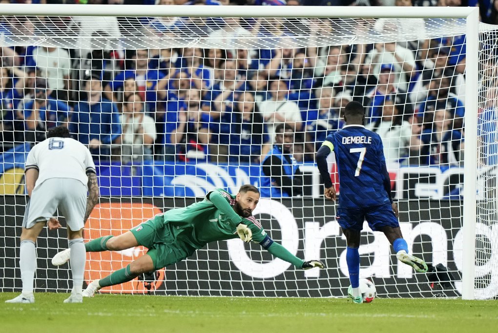 Donnarumma bay người cản cú đá bồi của Dembele