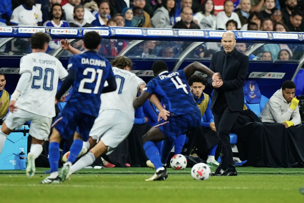 Zidane chỉ đạo bên đường biên trận Pháp gặp Italy