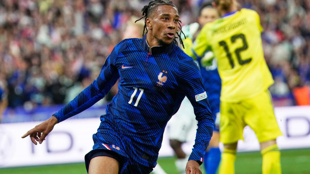 Michael Olise ăn mừng bàn thắng cho tuyển Pháp trước Bỉ tại Stade de France