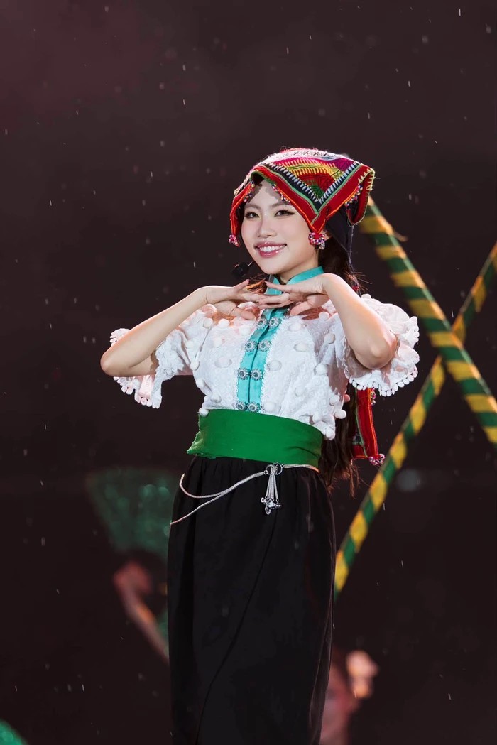 Phương Mỹ Chi mặc trang phục dân tộc Thái với khăn piêu đội đầu biểu diễn trên sân khấu Dân chơi dân ca