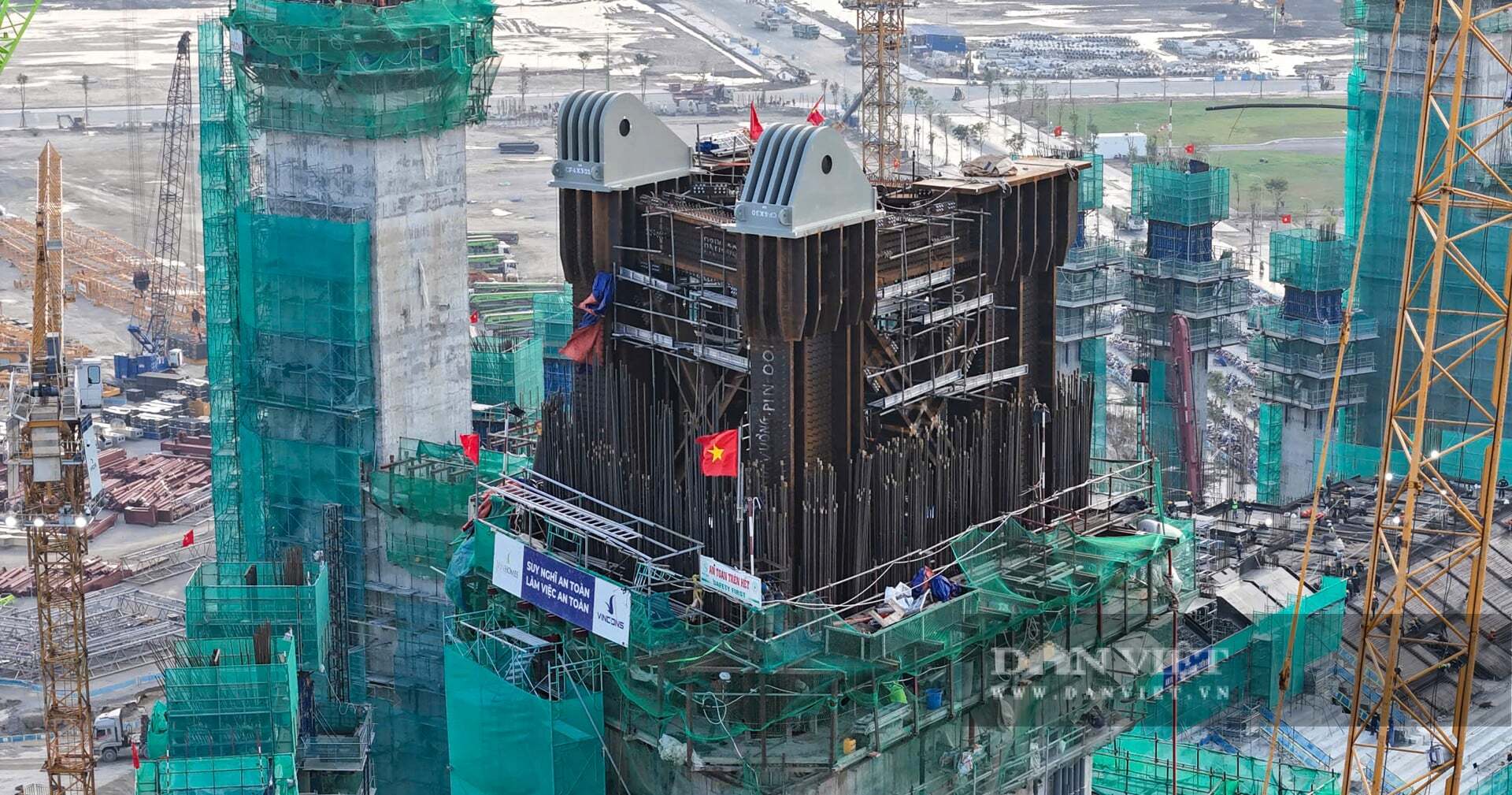 Toàn cảnh công trường sân vận động VinFast Trống Đồng nhìn từ trên cao, các khán đài và siêu trụ đang thi công