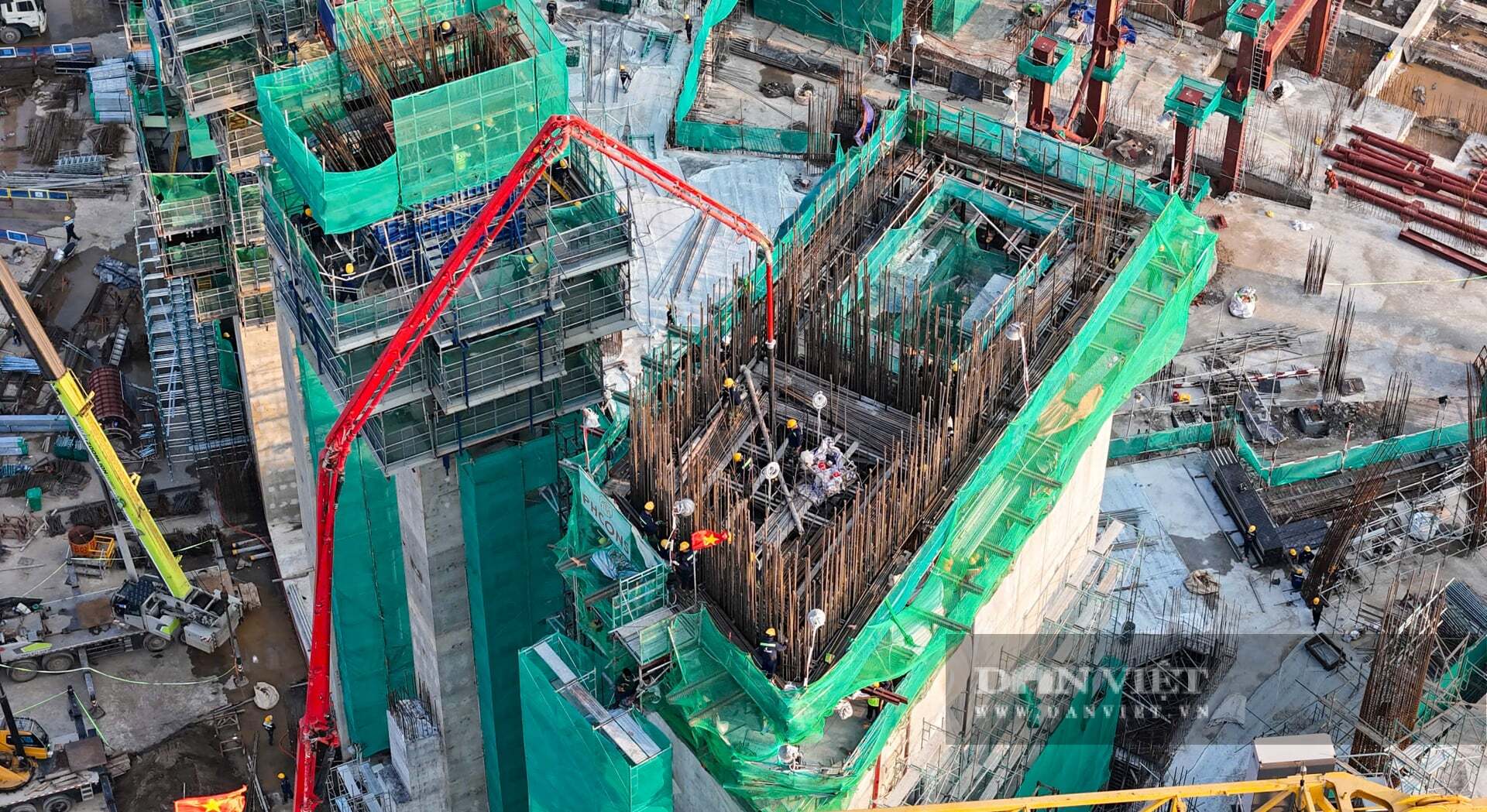 Khán đài sân vận động VinFast Trống Đồng đang đổ bê tông tầng 3 với công nhân và cần cẩu