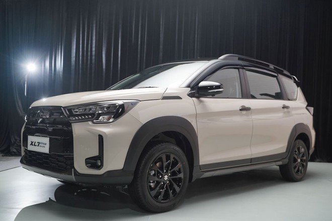 Suzuki XL7 Hybrid 2026 màu be phối nóc đen tại buổi ra mắt