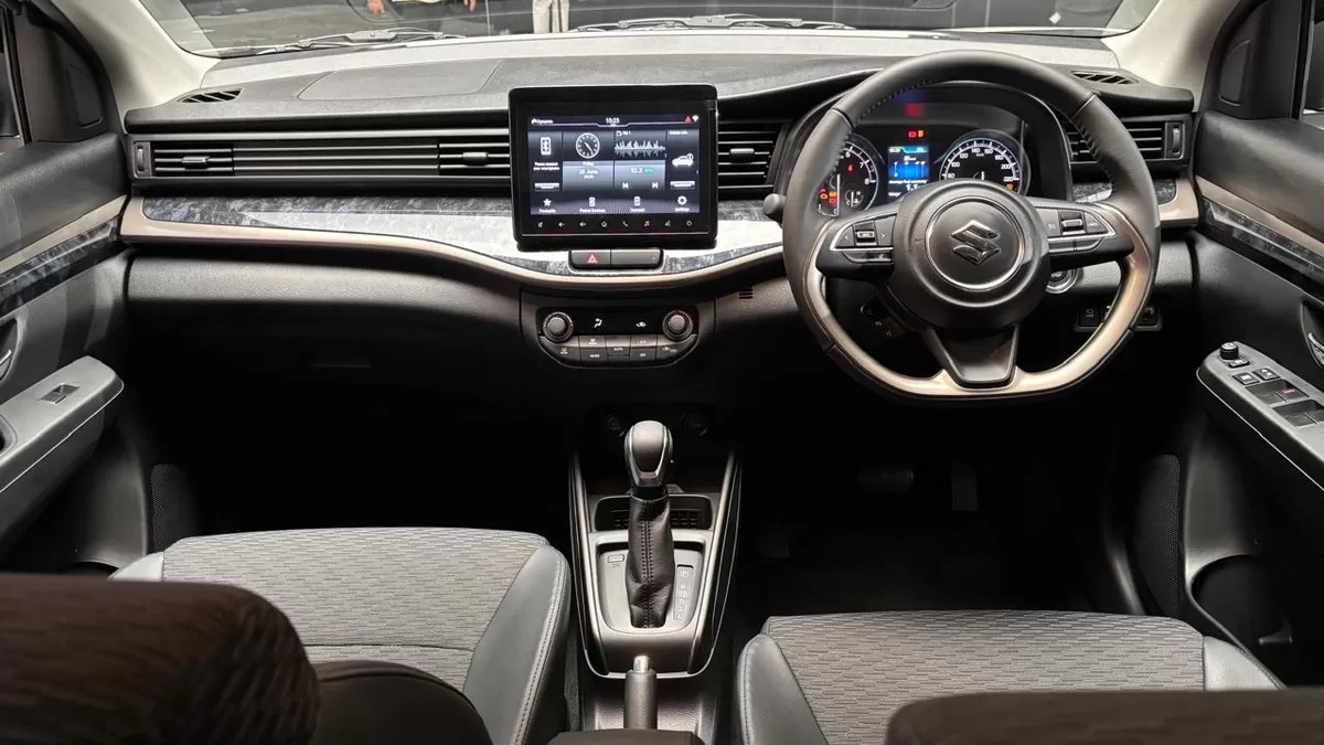 Nội thất Suzuki XL7 2026 với màn hình trung tâm 9 inch và vô lăng ba chấu