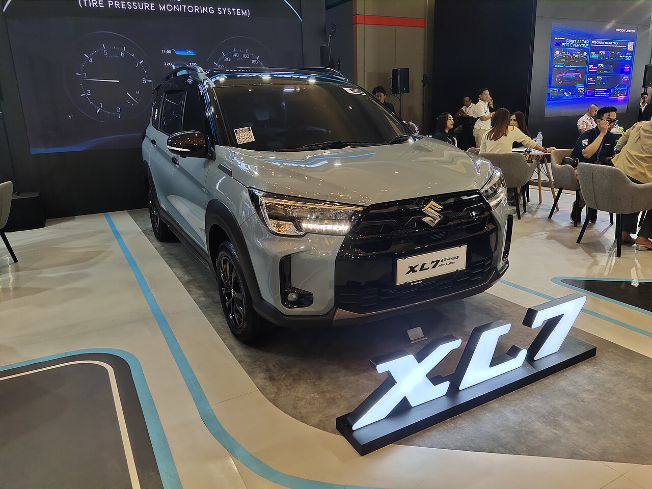Suzuki XL7 Hybrid 2026 màu xám trưng bày tại triển lãm GIIAS 2026 Bandung
