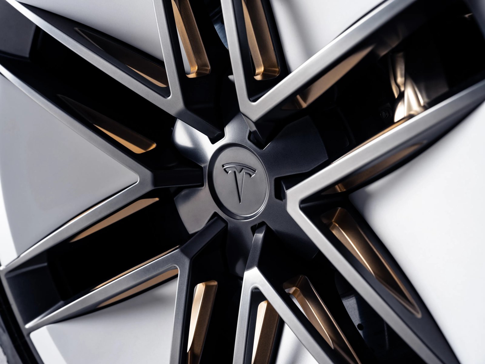 Mâm xe Tesla Roadster thế hệ hai với logo Tesla ở tâm