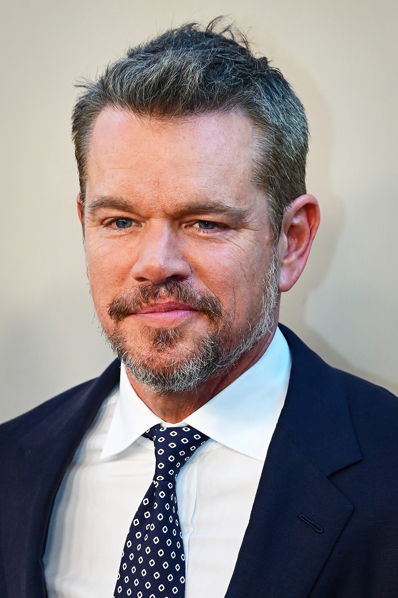 Matt Damon mặc vest xanh đậm cà vạt chấm bi tại buổi ra mắt The Odyssey ở New York