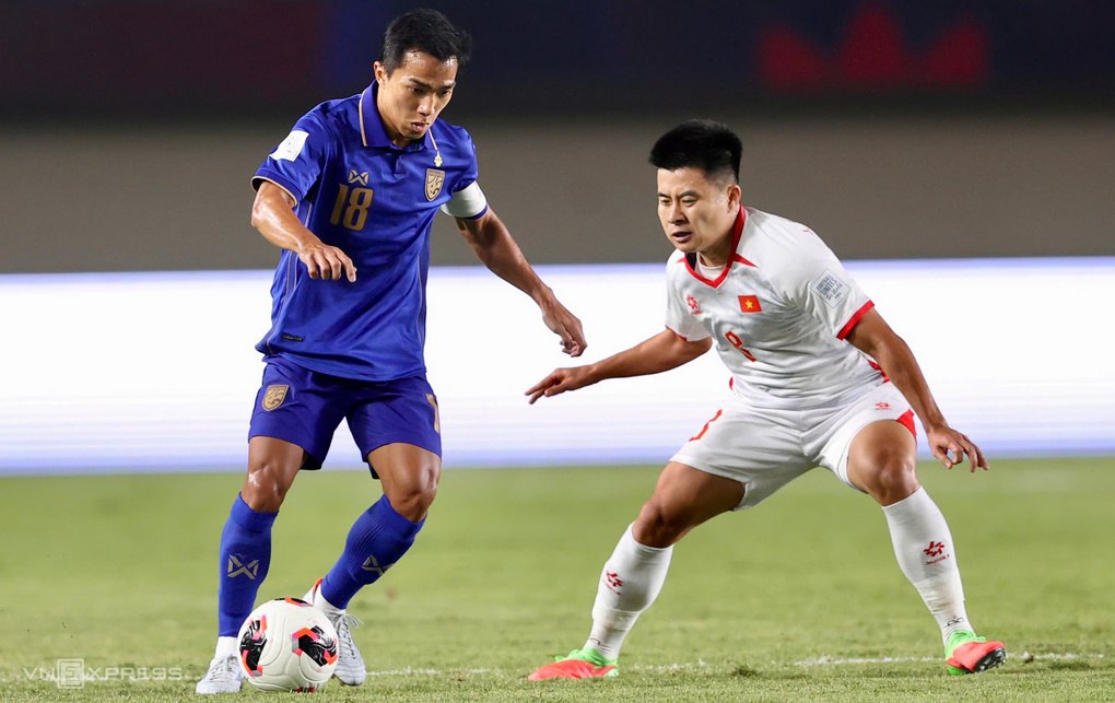 Chanathip đi bóng trong trận Thái Lan thắng Việt Nam 2-0