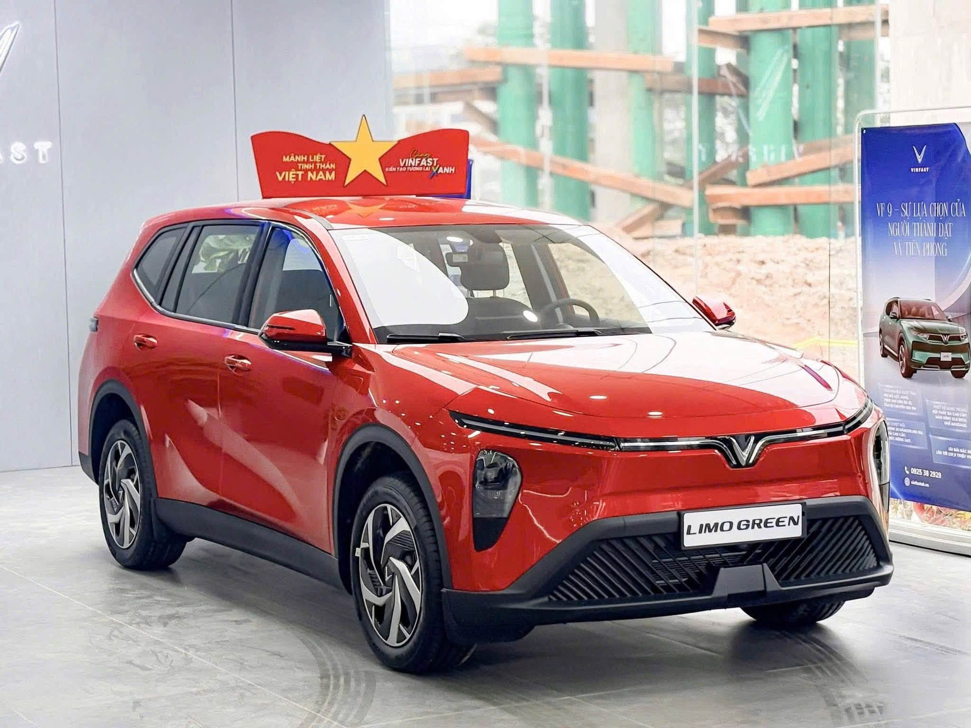 VinFast Limo Green màu đỏ trưng bày trong showroom