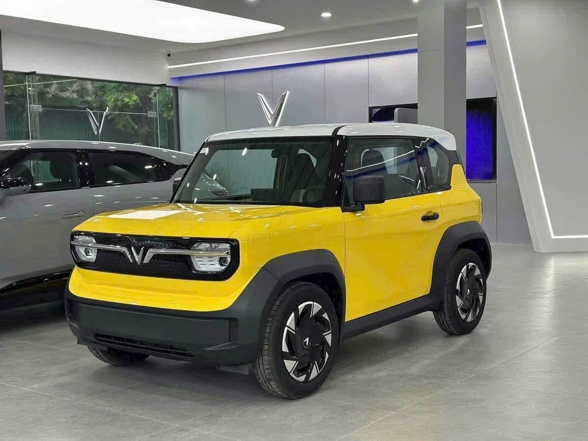 VinFast VF 3 màu vàng nóc trắng trưng bày trong showroom