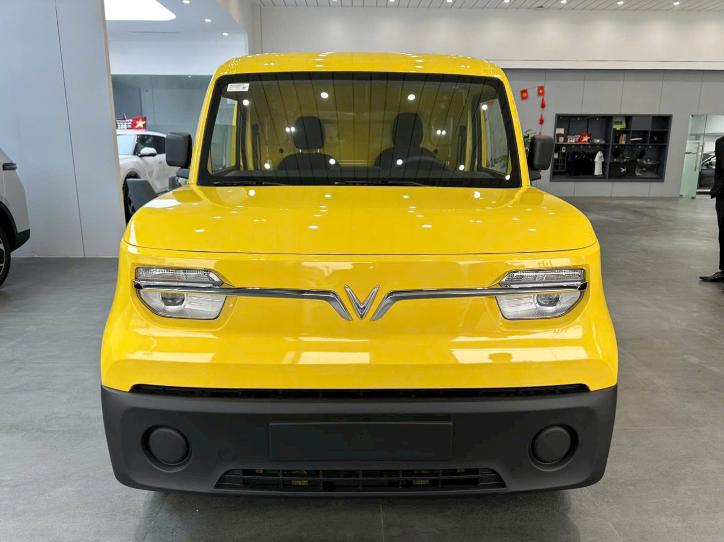 VinFast EC Van màu vàng, xe tải điện nhỏ trưng bày trong showroom